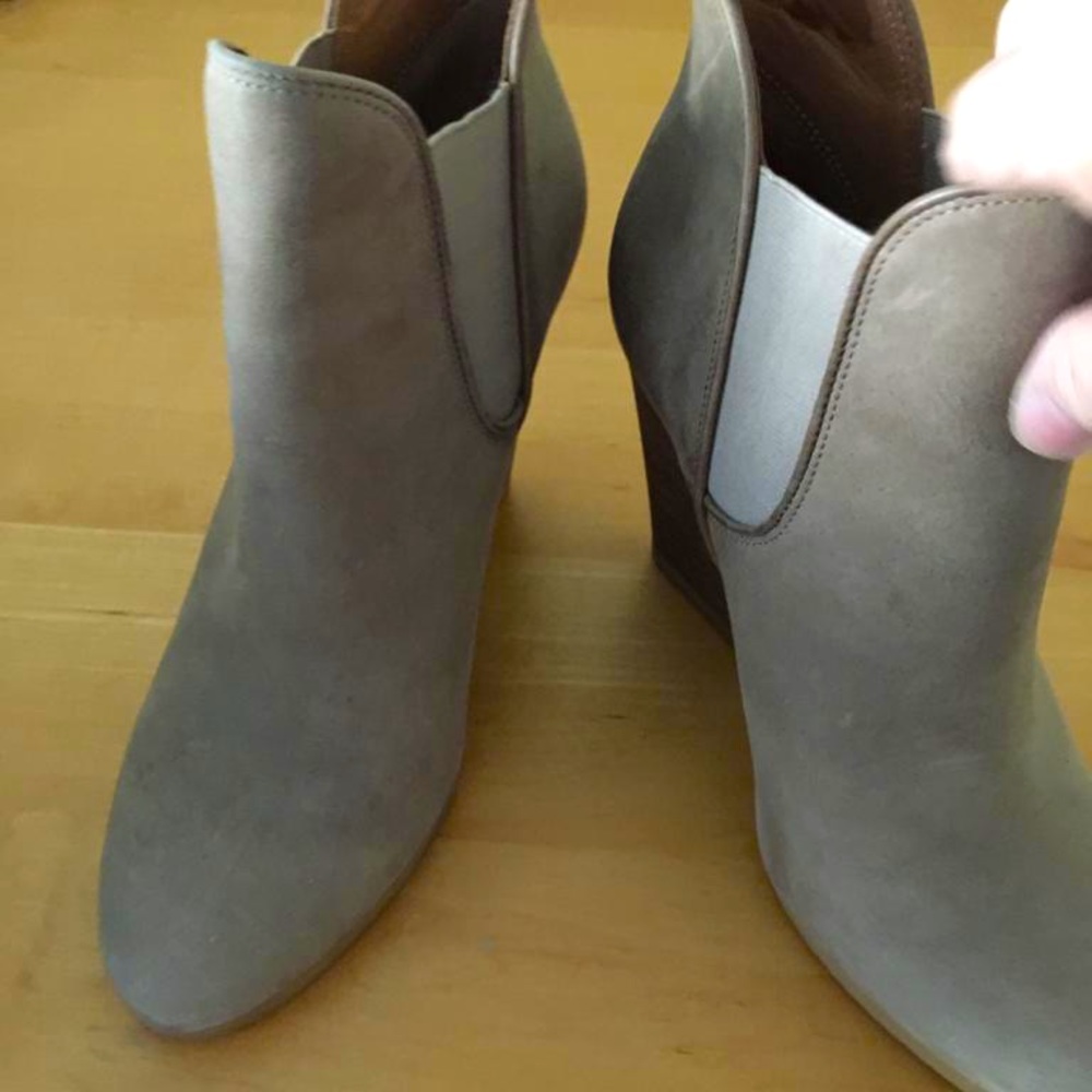 STUNNING Coach tan suede wedge boots 👀🤎🤍